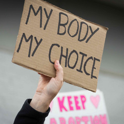 Schild mit dem Text "MY BODY MY CHOICE"