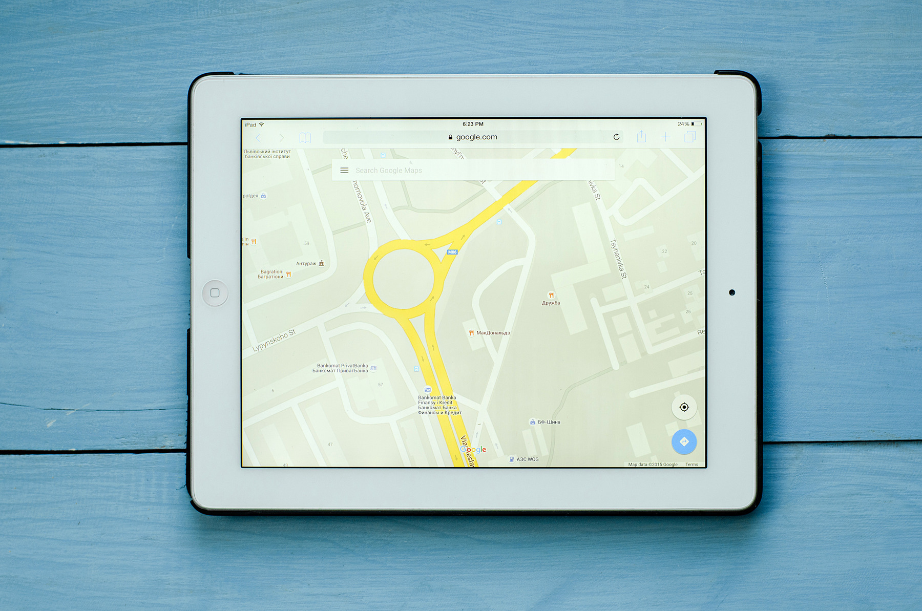 shutterstock_341560505_Premier_redaktionell.jpg_ST-CC Ein iPad, auf dem die App Google Maps in Benutzung zu sehen ist.