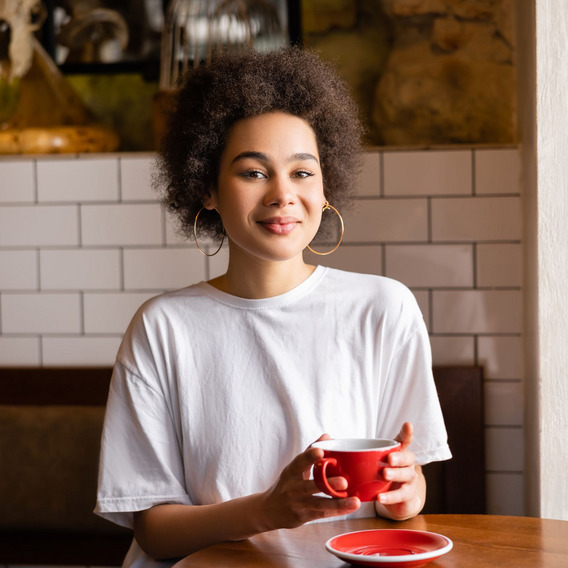 Eine junge Frau sitzt in einem Café