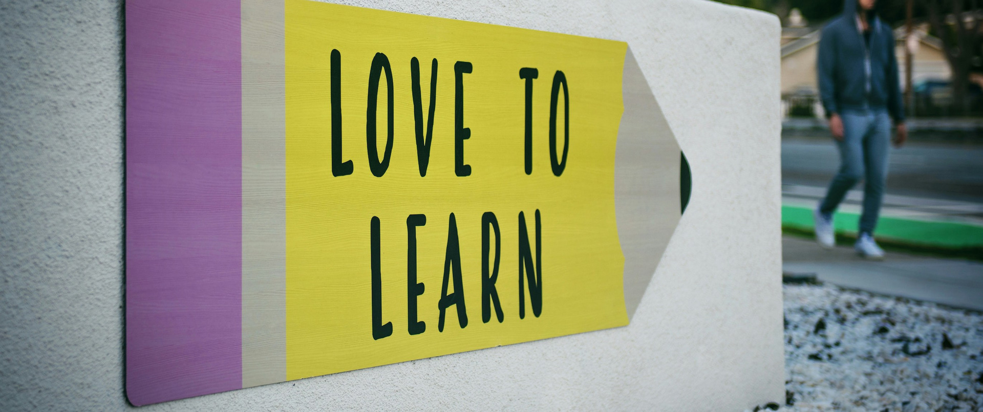 Ein Schild mit der Aufschrift "Love to learn".