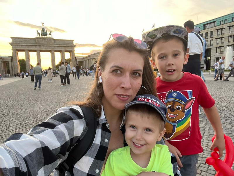 Hanna mit ihren beiden Söhnen vor dem Brandenburger Tor