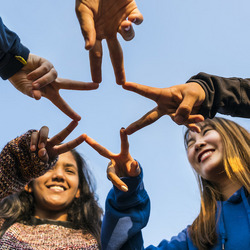 Eine Gruppe von Jugendlichen formt einen Stern mit den Händen
