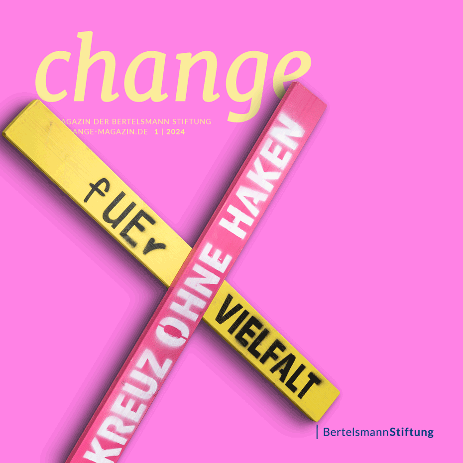 Ein Magazincover mit dem Titel 'change' in gelber Schrift auf einem rosa Hintergrund, die Farben wechseln sich ab. Darunter steht 'Magazin der Bertelsmann Stiftung' und 'change-magazin.de | 1 | 2024'. In der Mitte des Covers befindet sich ein großes, buntes Kreuz. Auf dem Kreuz stehen die Wörter 'KREUZ OHNE HAKEN' und 'FÜR VIELFALT'.