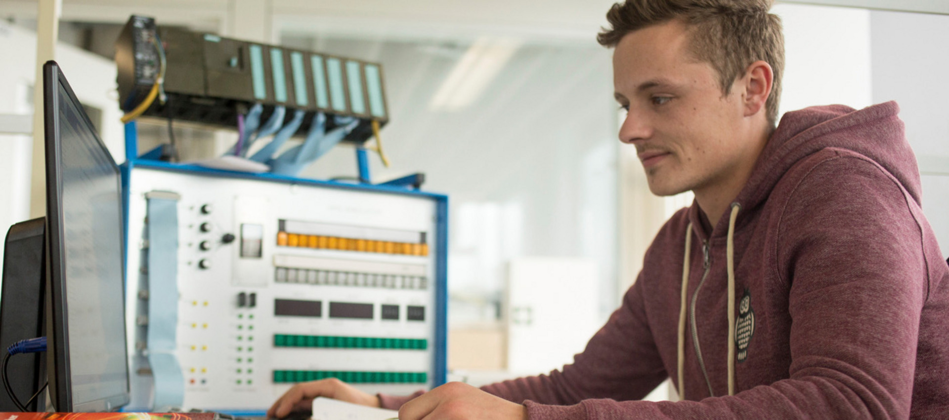 Ein Berufsschüler bei der Arbeit am Computer.