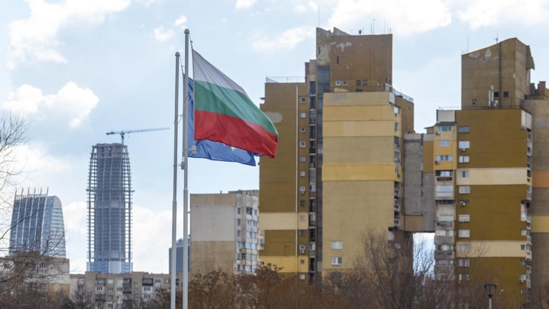 Die bulgarische Flagge und die der EU wehen vor einer Wohnsiedlung in Bulgarien