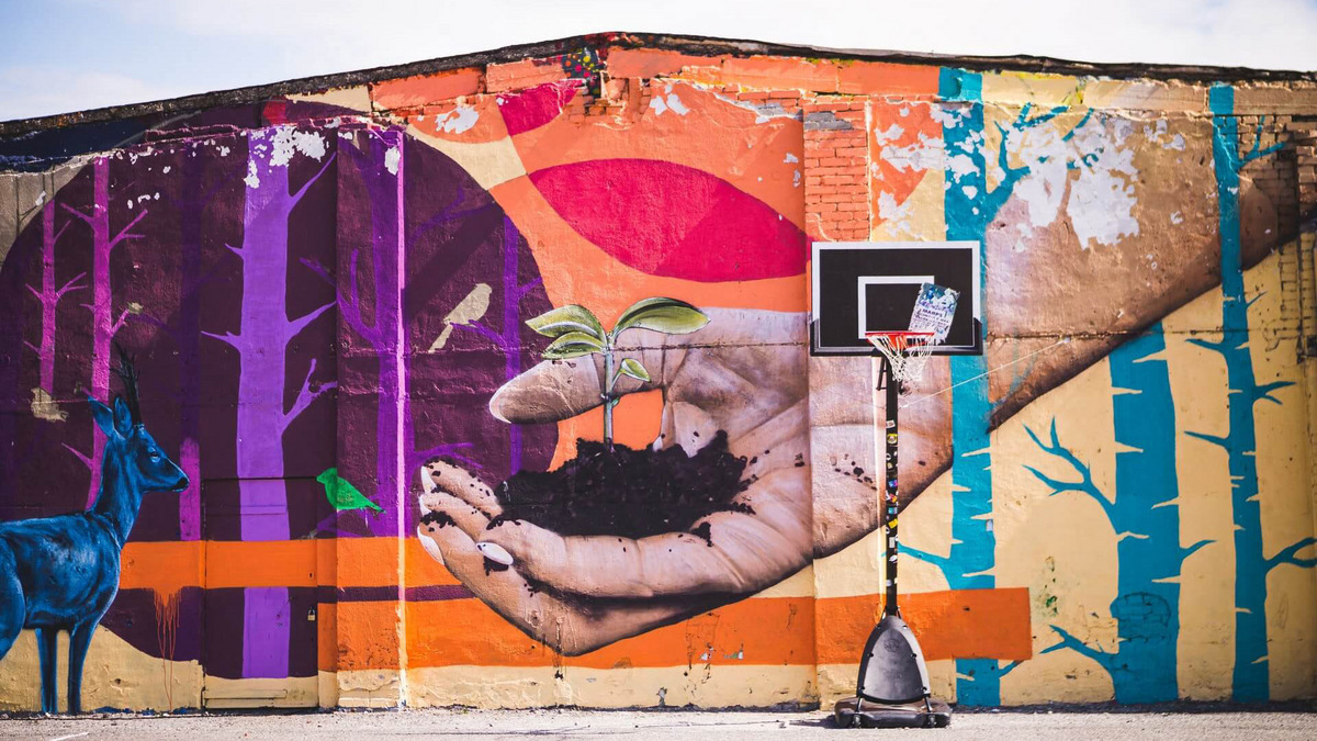Bunte Graffiti schmücken einen Basketballplatz in Tallinn.