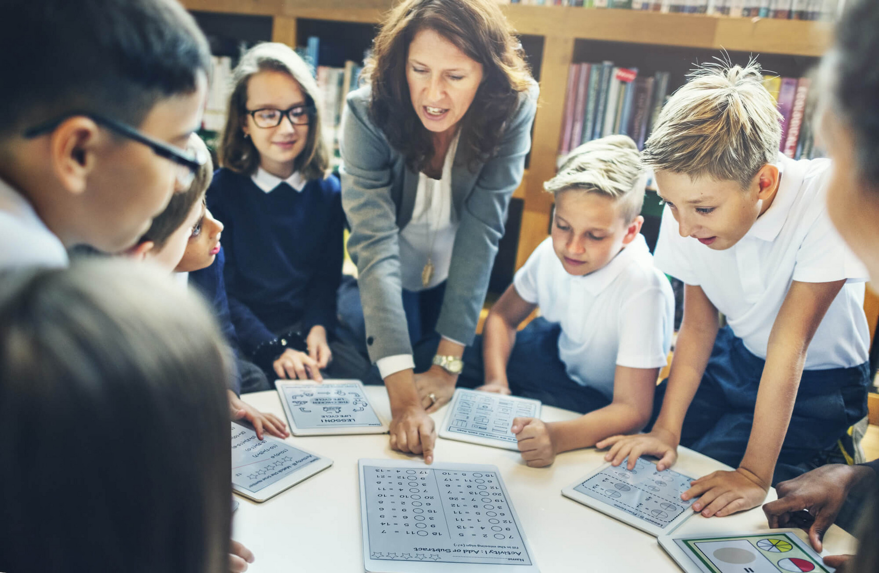 Eine Lehrerin unterrichtet Schüler*innen