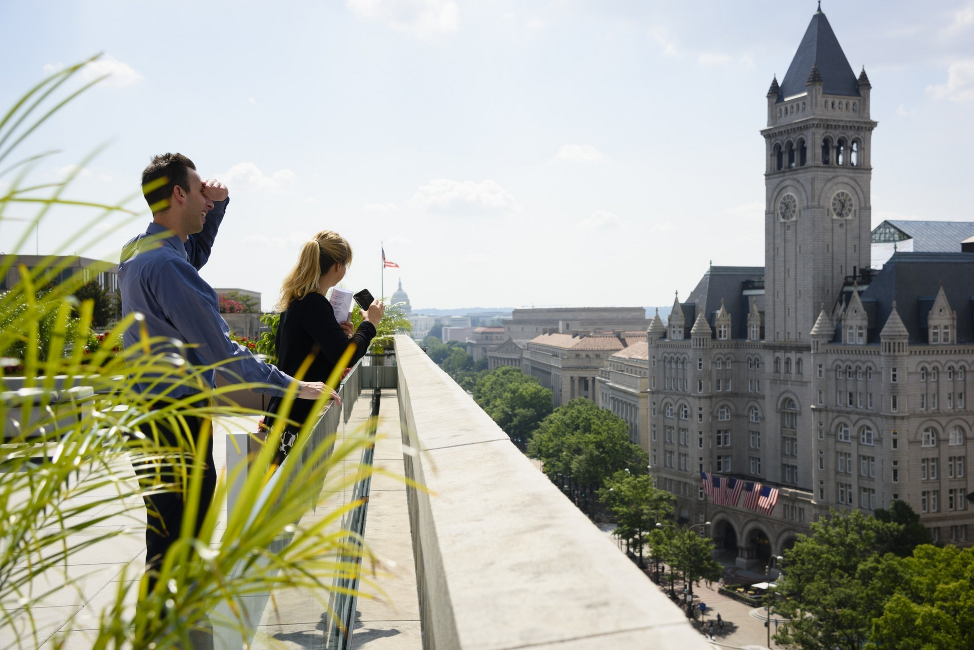 Blick von der Terasse der Bertelsmann Foundation. Auf der andern Straßenseite ist das Trump-Hotel zu erkennen. Im Hintergrund das Capitol.