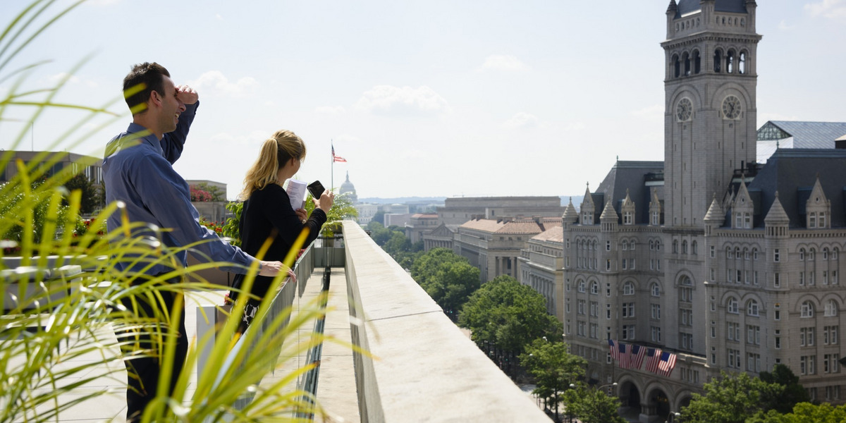 Blick von der Terasse der Bertelsmann Foundation. Auf der andern Straßenseite ist das Trump-Hotel zu erkennen. Im Hintergrund das Capitol.
