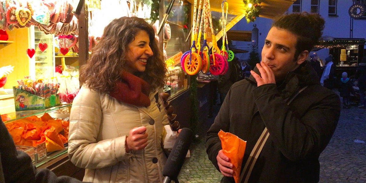 Die Syrer Yaman Swaida und Suzanna Alkotaish auf dem Weihnachtsmarkt.