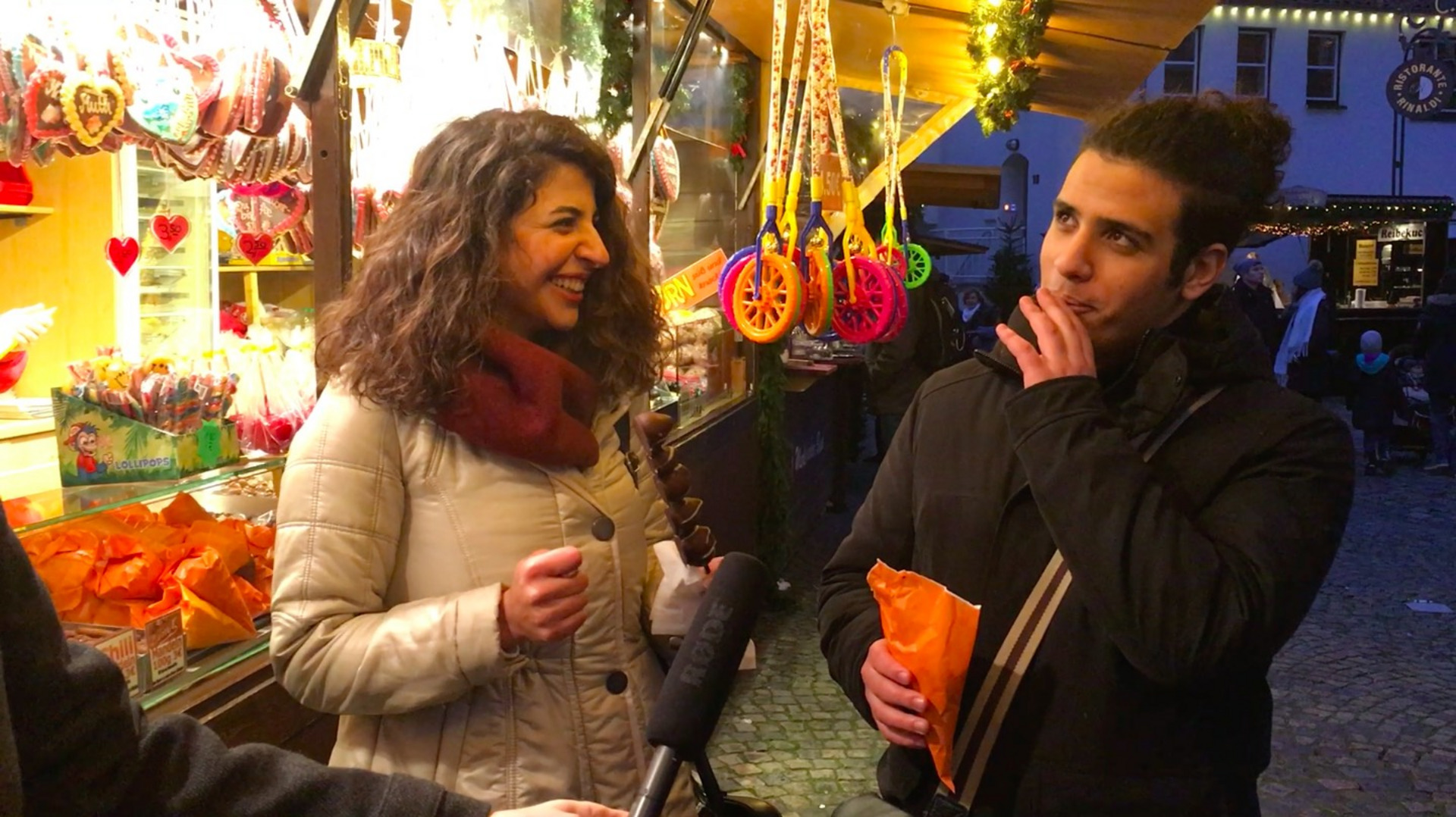 Die Syrer Yaman Swaida und Suzanna Alkotaish auf dem Weihnachtsmarkt.