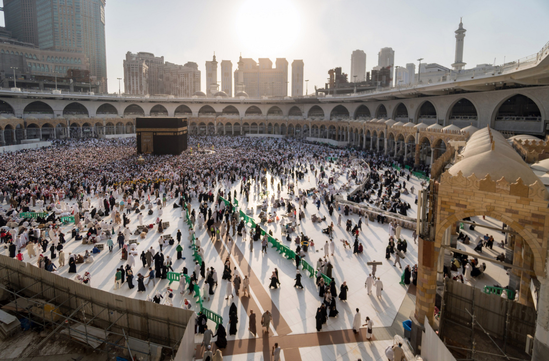 Muslimische Pilger:innen umrunden die Kaaba, die schwarz verhangene Moschee in Mekka, anlässlich der Wallfahrt Haddsch