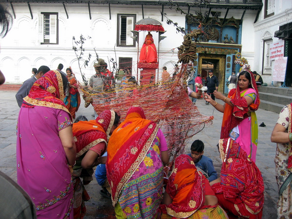 Frauen bereiten das Holika-Feier in Basantapur, Kathmandu (Nepal) vor