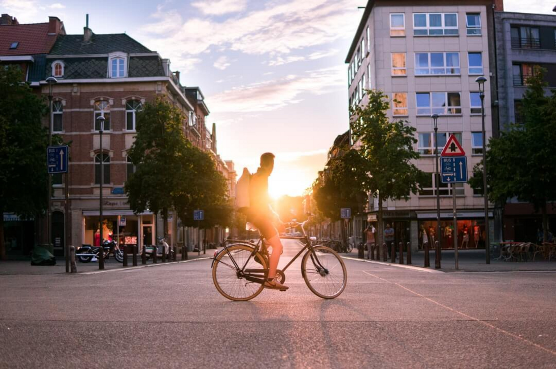 Fahrradfahrer bei Sonnenuntergang