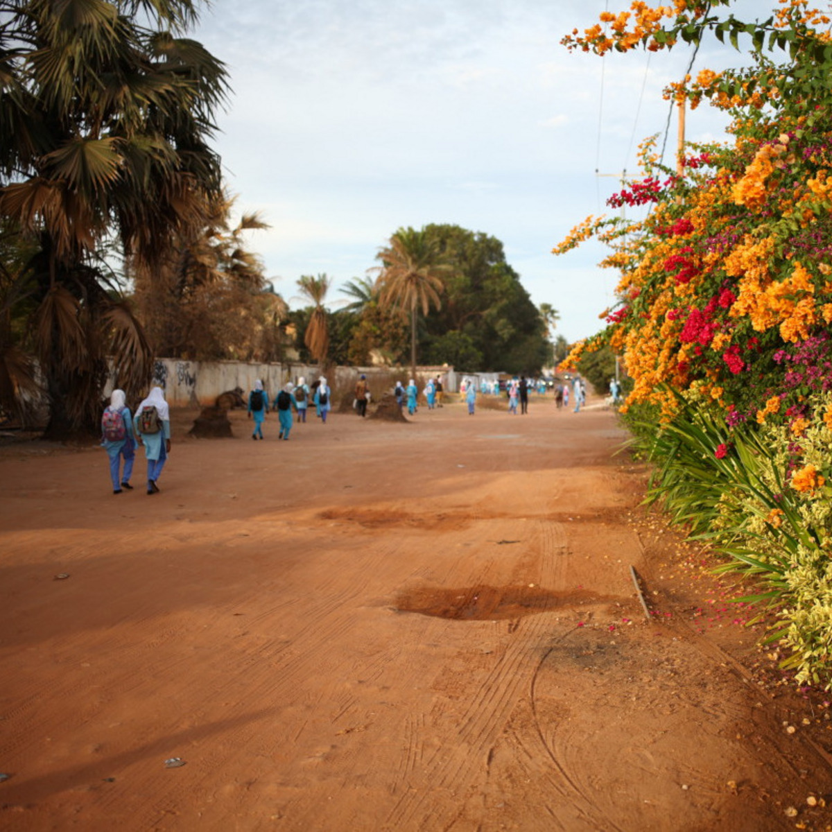 Eine unbefestigte Straße in Gambia.