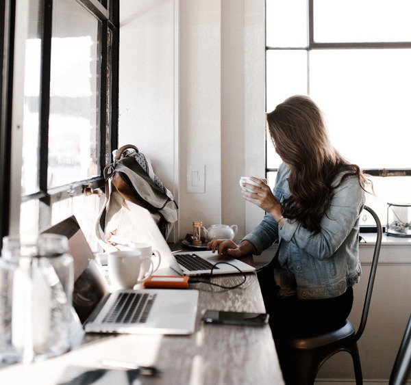 Eine Person sitzt am Laptop und arbeitet