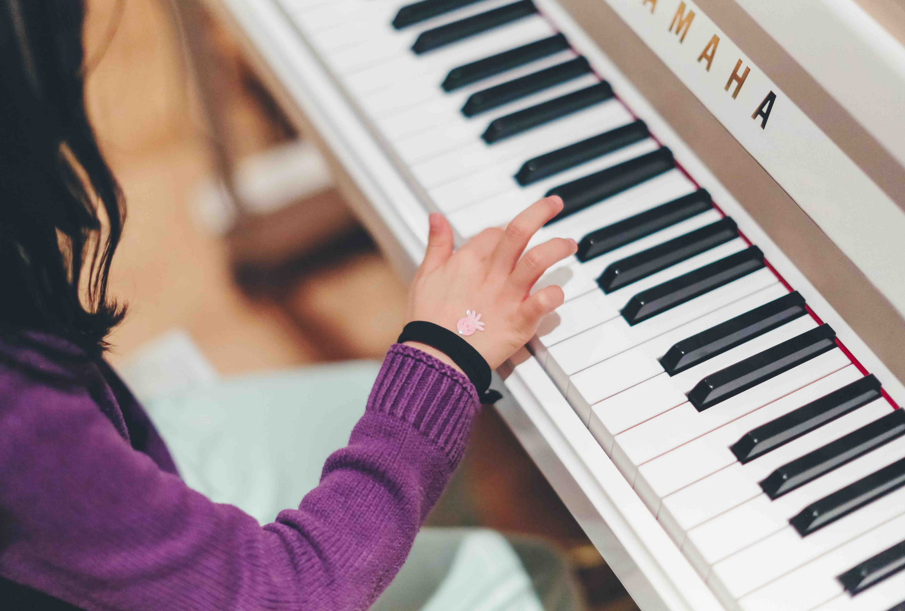 Eine junge Schülerin spielt Klavier