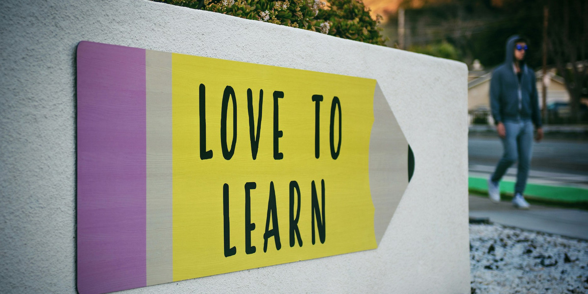 Ein Schild mit der Aufschrift "Love to learn".