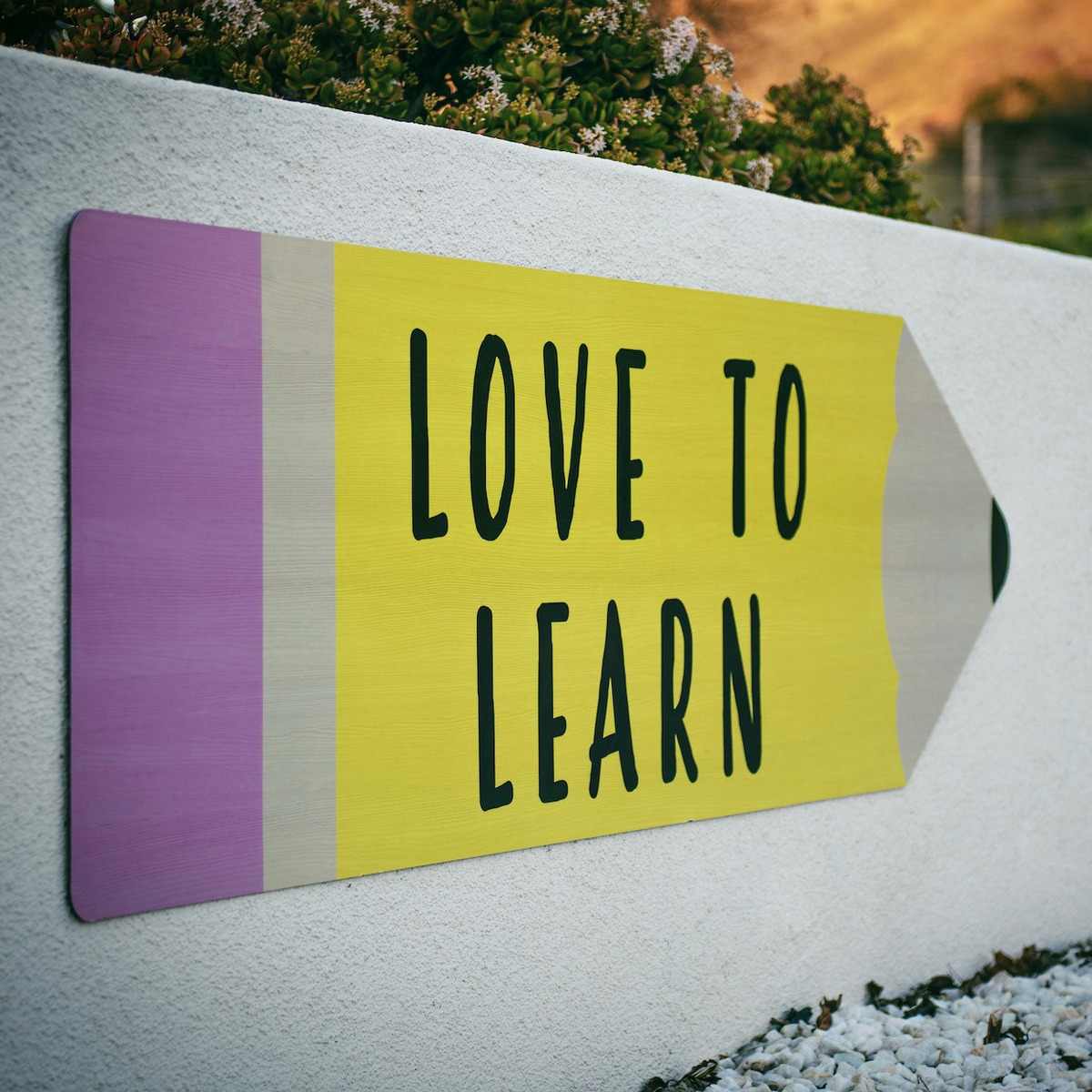 Ein Schild mit der Aufschrift "Love to learn".