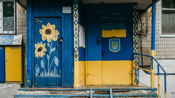 Eine Hauseingang in Kiev, gestrichen in den Ukrainischen Nationalfarben.