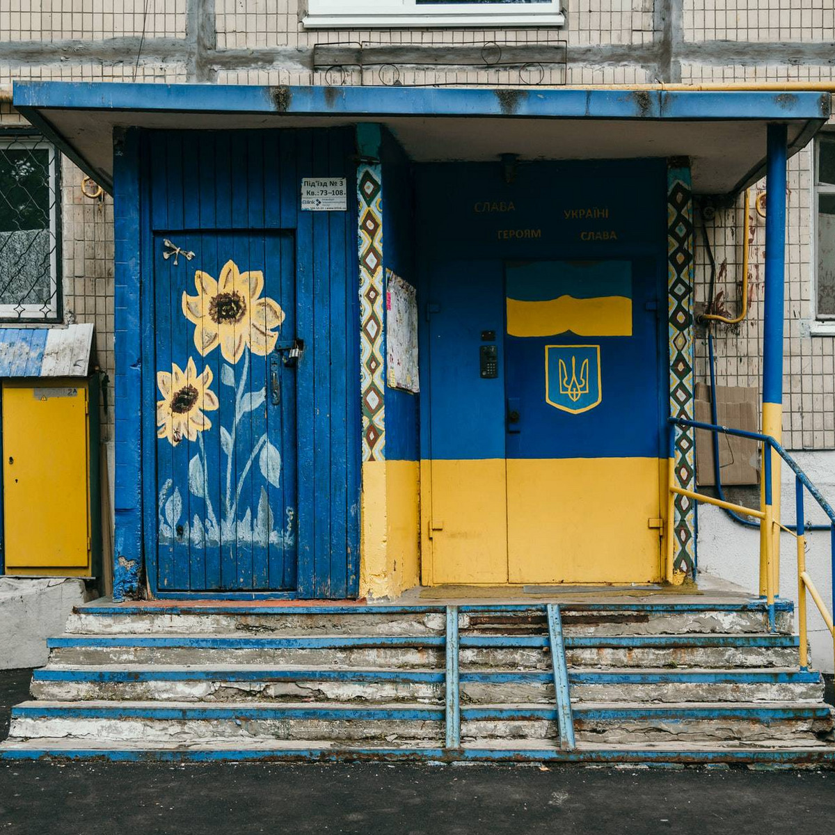 Eine Hauseingang in Kiev, gestrichen in den Ukrainischen Nationalfarben.