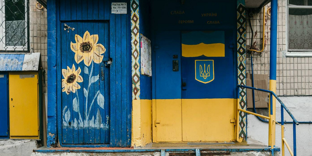 Eine Hauseingang in Kiev, gestrichen in den Ukrainischen Nationalfarben.