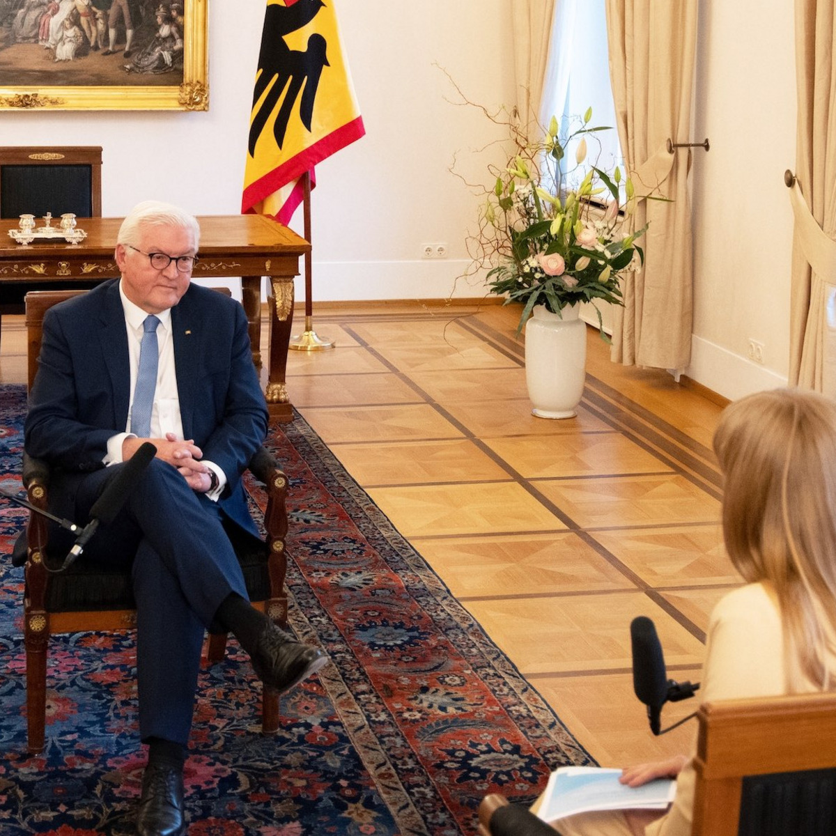 Der Bundespräsident wird in seinem Amtszimmer interviewt