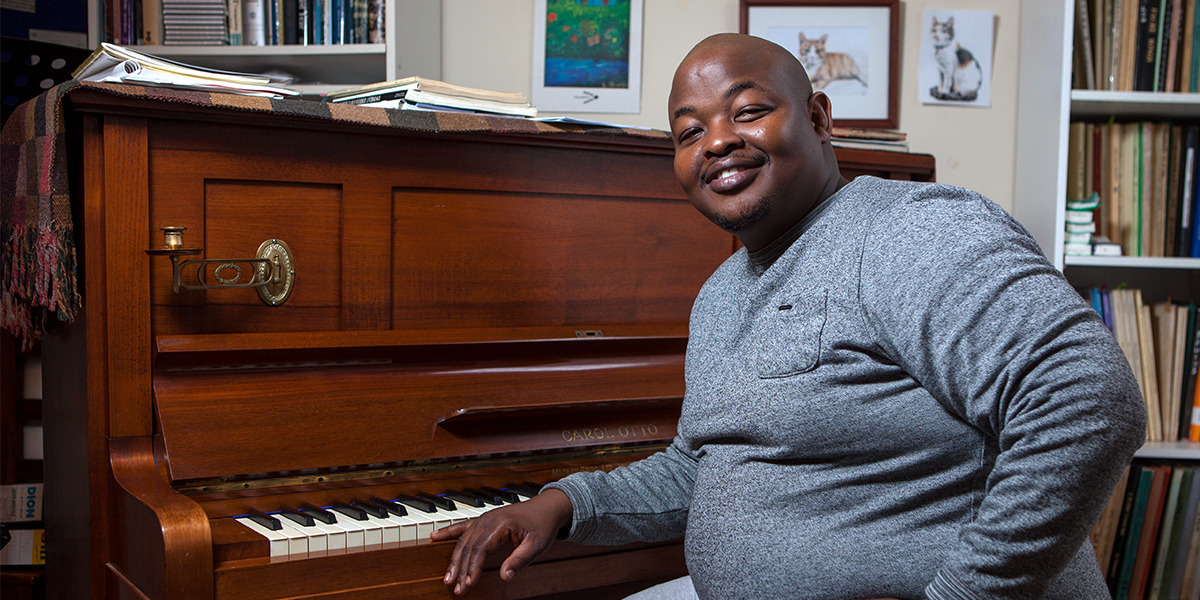 Lukhanyo Moyake sitzt am Klavier.