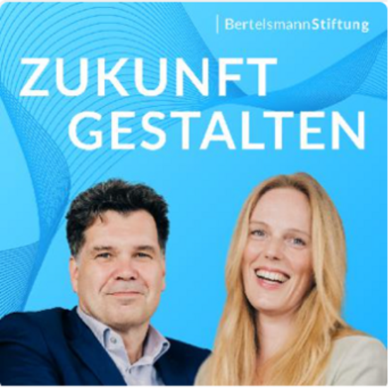 Podcastcover mit hellblauem Hintergrund und wellenförmigen Linien. Oben steht „Bertelsmann Stiftung“ in weißer Schrift. Der Haupttitel „ZUKUNFT GESTALTEN“ ist in großen weißen Buchstaben zentral platziert. Unten sind zwei Porträtfotos zu sehen.