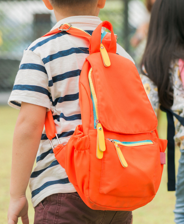 Kinder mit Schulranzen auf dem Weg zum Unterricht