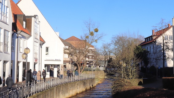 Bad Salzuflen: Zu sehen sind Häuser am Ufer eines kleinen Flusses in dörflicher Idylle