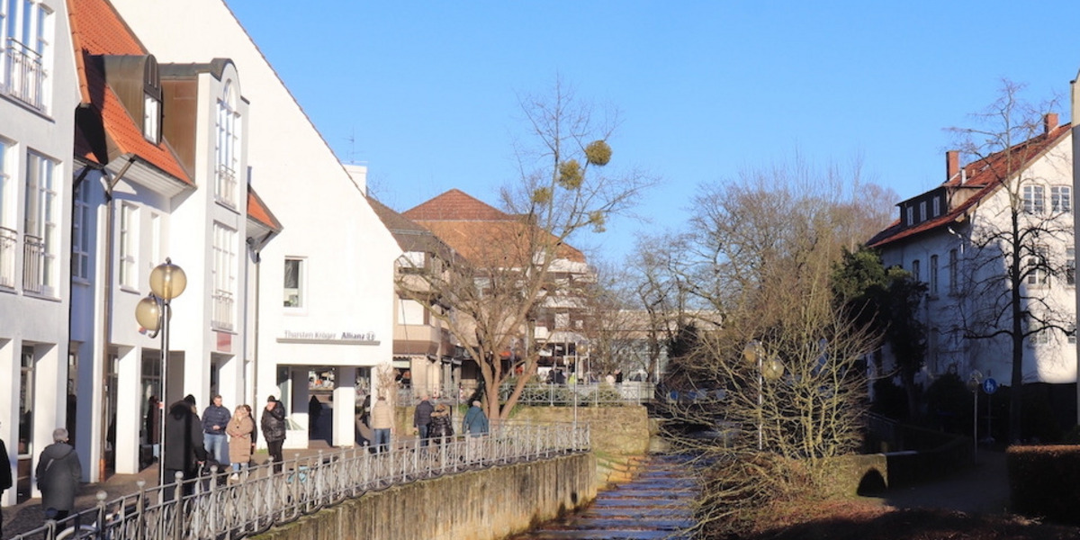 Bad Salzuflen: Zu sehen sind Häuser am Ufer eines kleinen Flusses in dörflicher Idylle