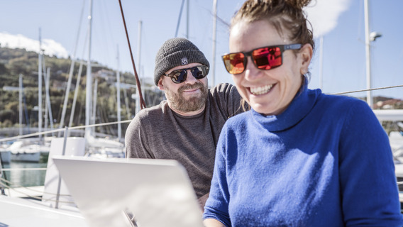 Maren und Matthias Wagener auf ihrem Katamaran bei der Arbeit