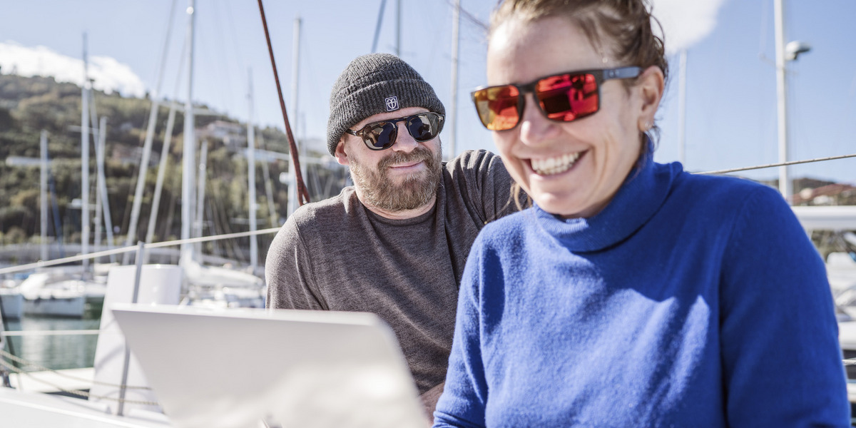 Maren und Matthias Wagener auf ihrem Katamaran bei der Arbeit