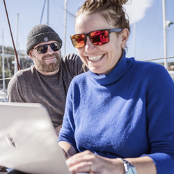 Maren und Matthias Wagener auf ihrem Katamaran bei der Arbeit