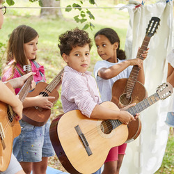 Kinder spielen draussen Gitarre
