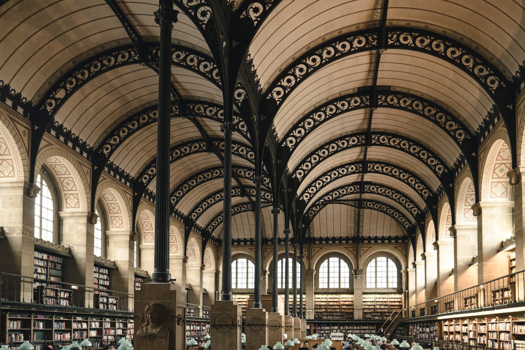 Eine lichtgeflutete historische Bibliothek in Paris.