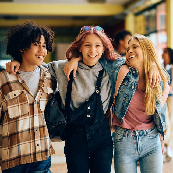 Drei Schüler:innen unterwegs in der Schule