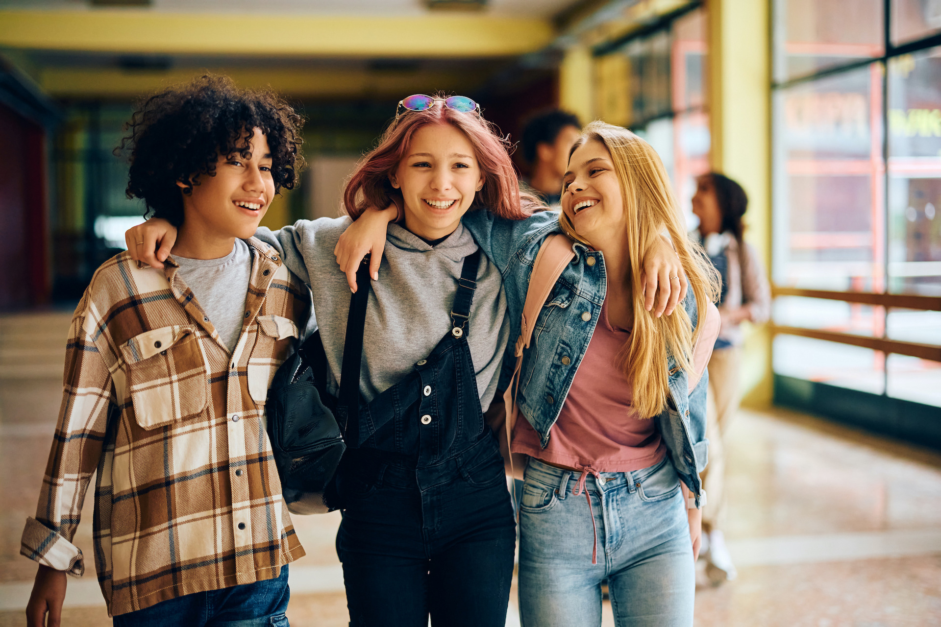 Drei Schüler:innen unterwegs in der Schule