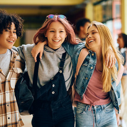 Drei Schüler:innen unterwegs in der Schule