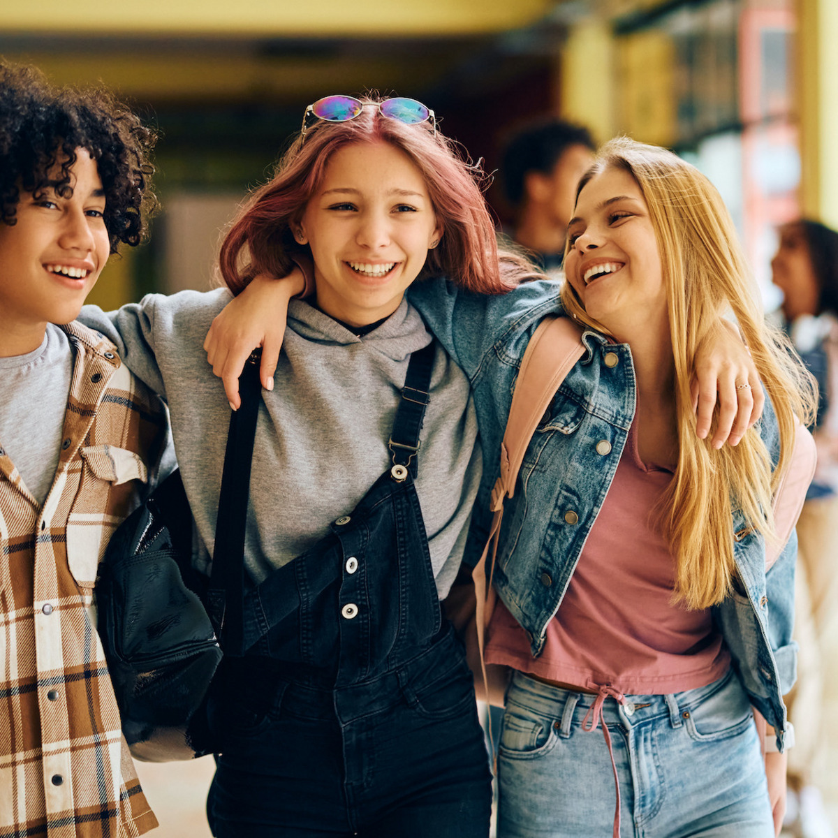 Drei Schüler:innen unterwegs in der Schule