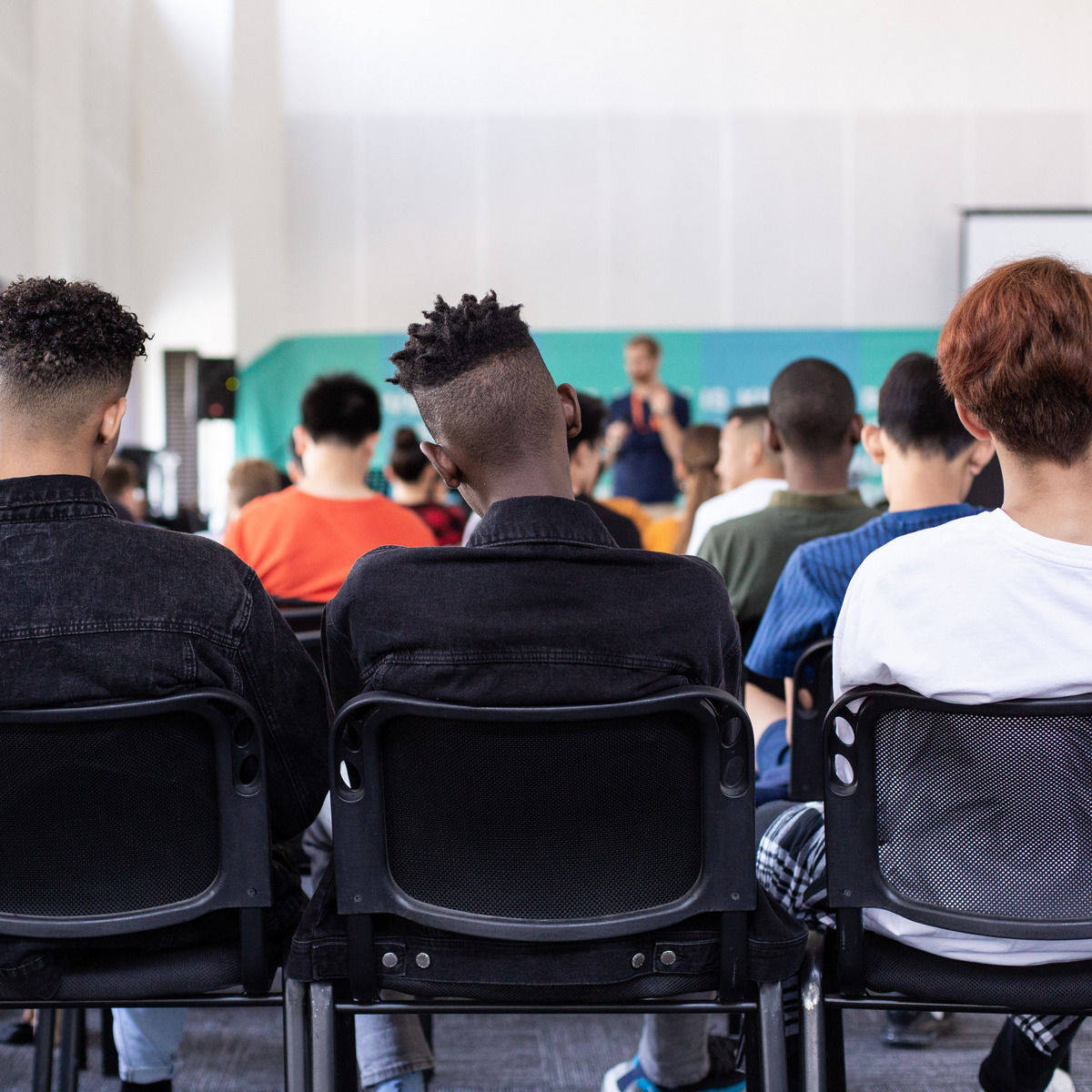 Junge Menschen im Klassenzimmer