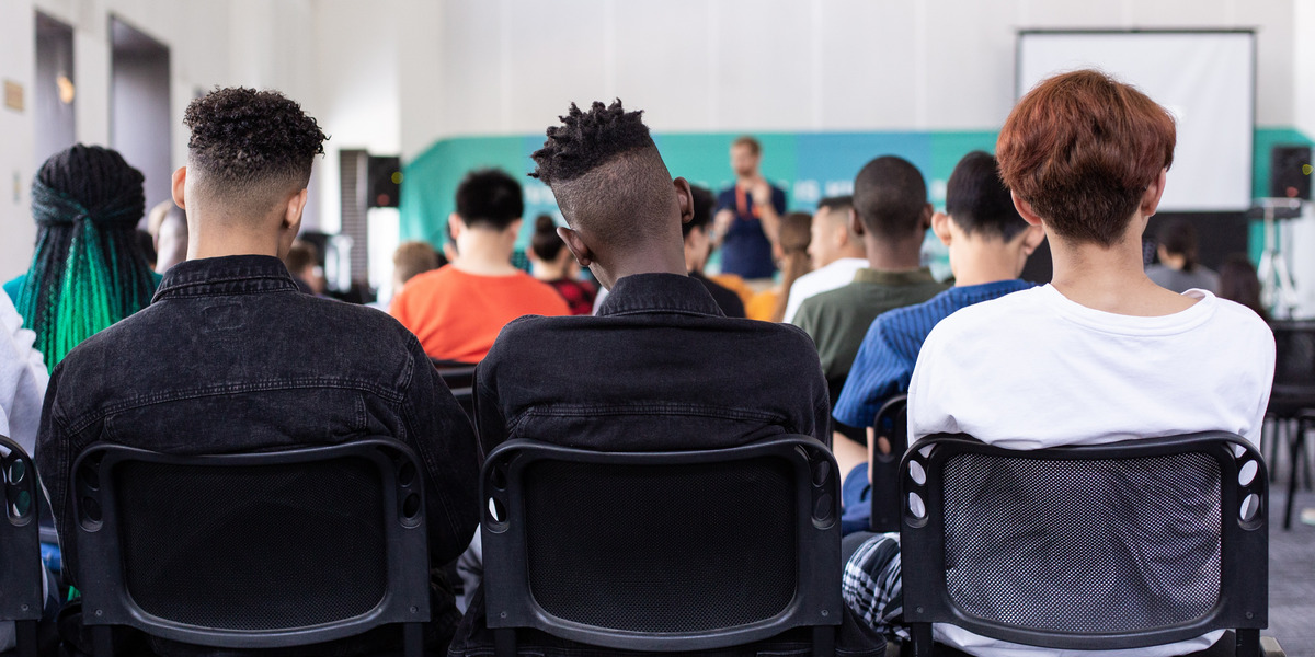 Junge Menschen im Klassenzimmer