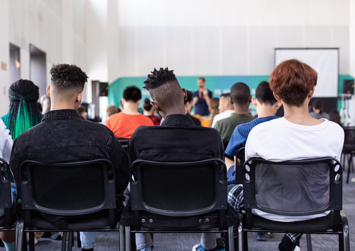 Junge Menschen im Klassenzimmer