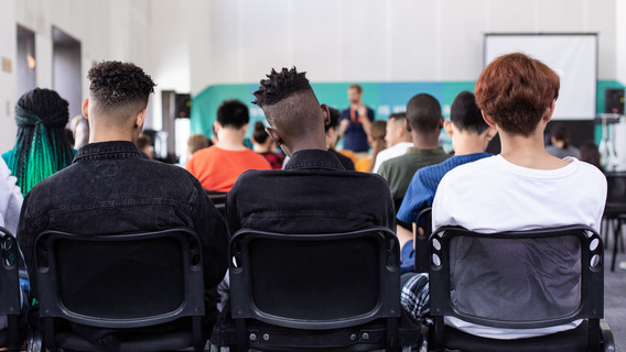 Junge Menschen im Klassenzimmer