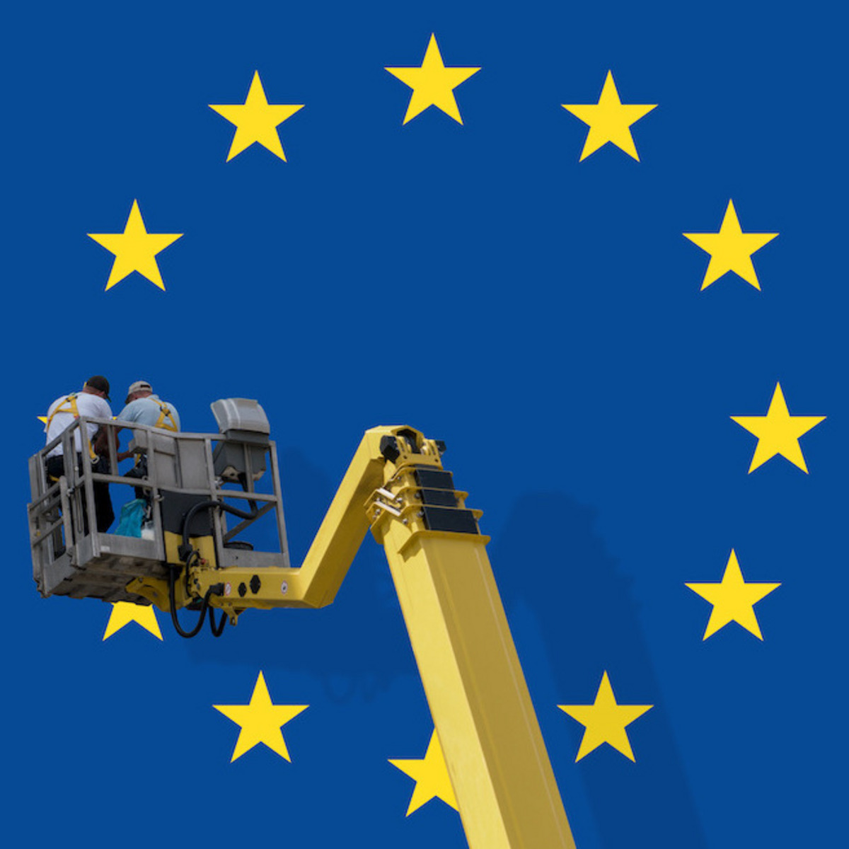 Ein Kran mit Bauarbeitern vor der Flagge der Europäischen Union