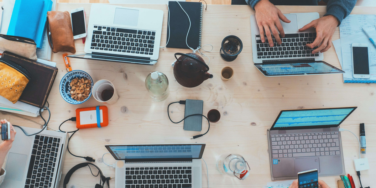 isch auf dem Laptops, externe Festplatten, Schreibutensilien, Snacks und Tee stehen