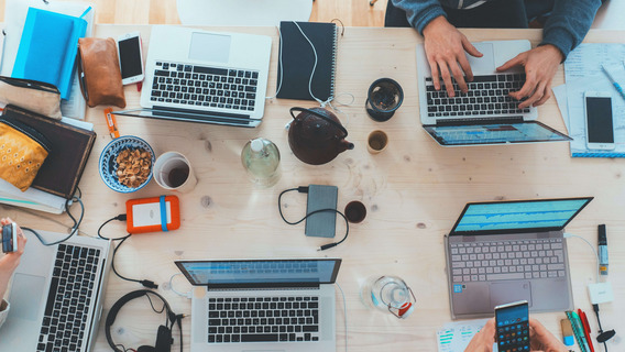 isch auf dem Laptops, externe Festplatten, Schreibutensilien, Snacks und Tee stehen