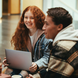 Eine Studentin und ein Student lernen zusammen.