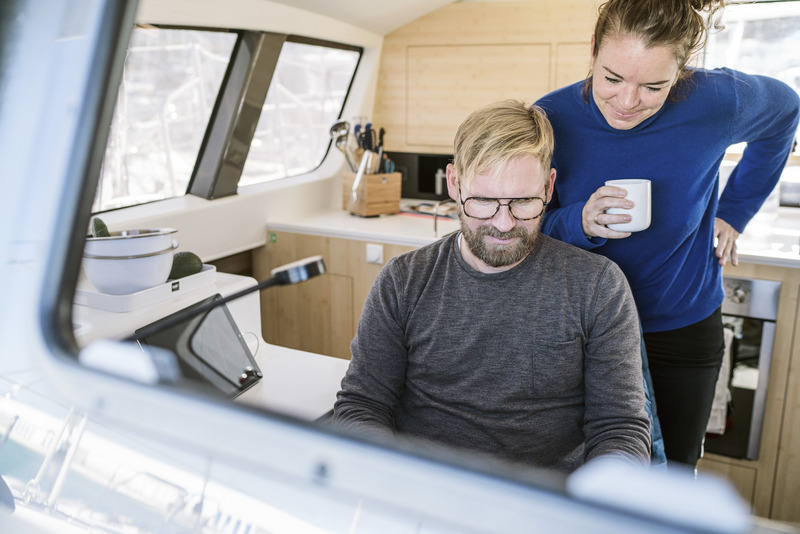 Maren und Matthias Wagener arbeiten an Bord ihres Katamarans